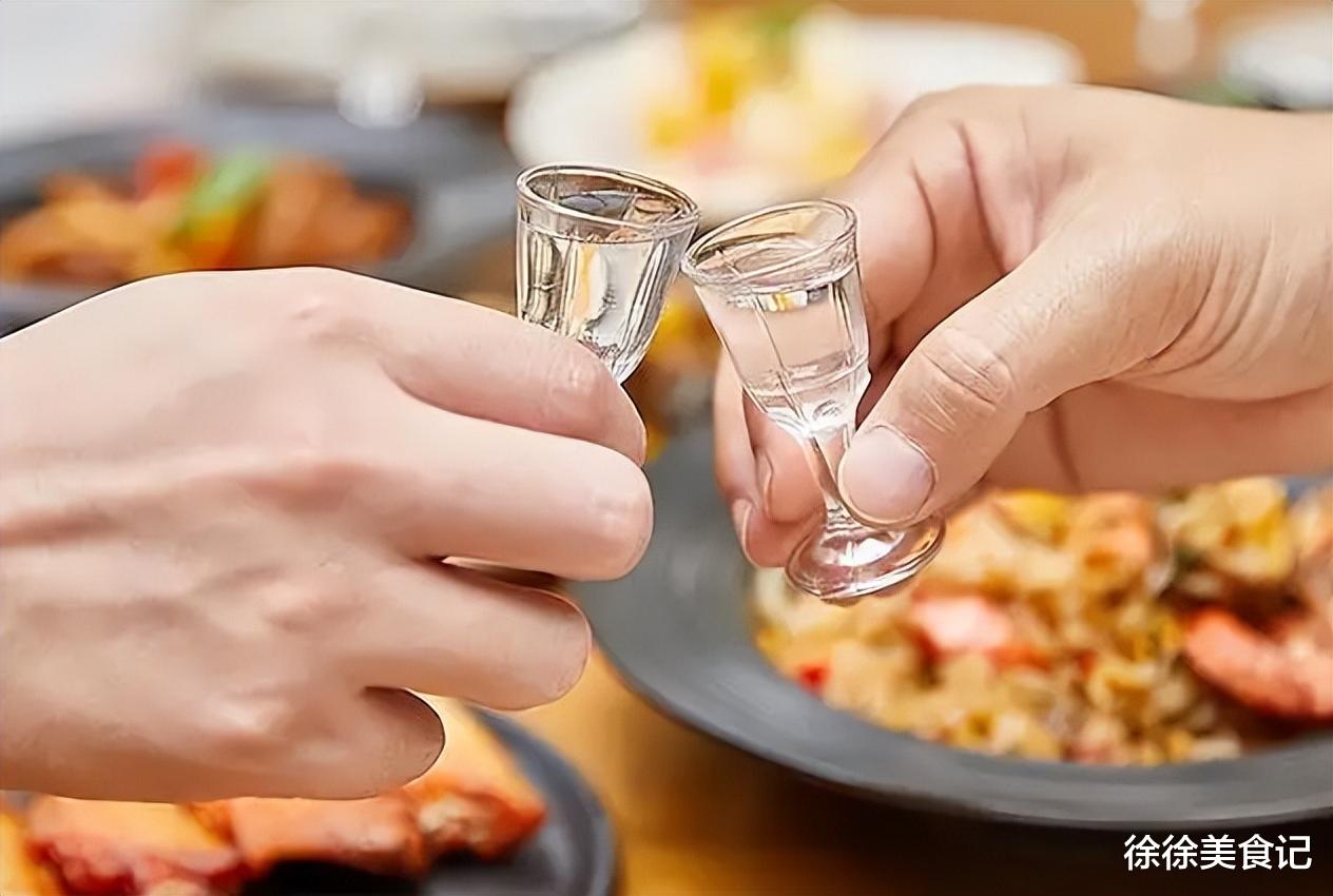 跟人碰杯喝酒时，很多人喜欢把杯子放低，这是什么意思？建议了解