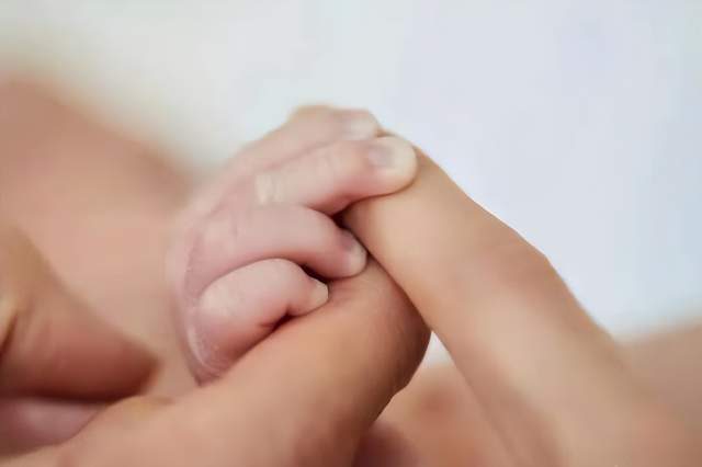 林志玲|林志玲庆祝结婚3周年!一家三口紧牵手好温馨,孩子肉嘟嘟太可爱