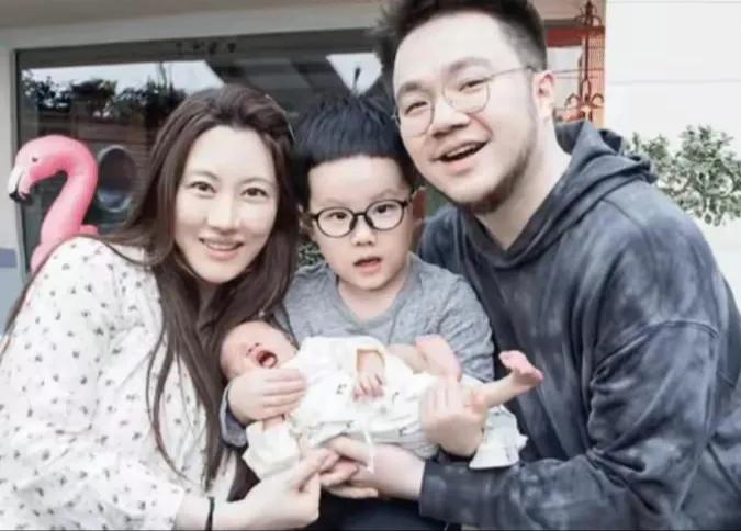 柳岩|宋丹丹儿媳春节被赞：接纳老公黏妈妈，无条件撑婆婆，合影站角落！