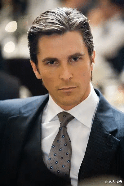 罗伯特·帕丁森|贝尔获选最佳蝙蝠侠演员,得票率高达44.4%,第二名是罗伯特·帕丁森