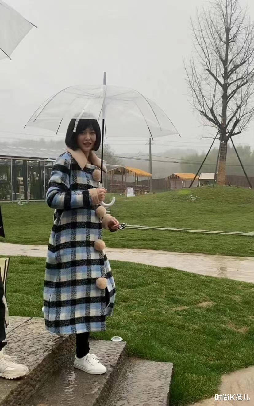 唐嫣 唐嫣《我们的客栈》短发路透，波波头搭格子大衣，甜美又减龄！