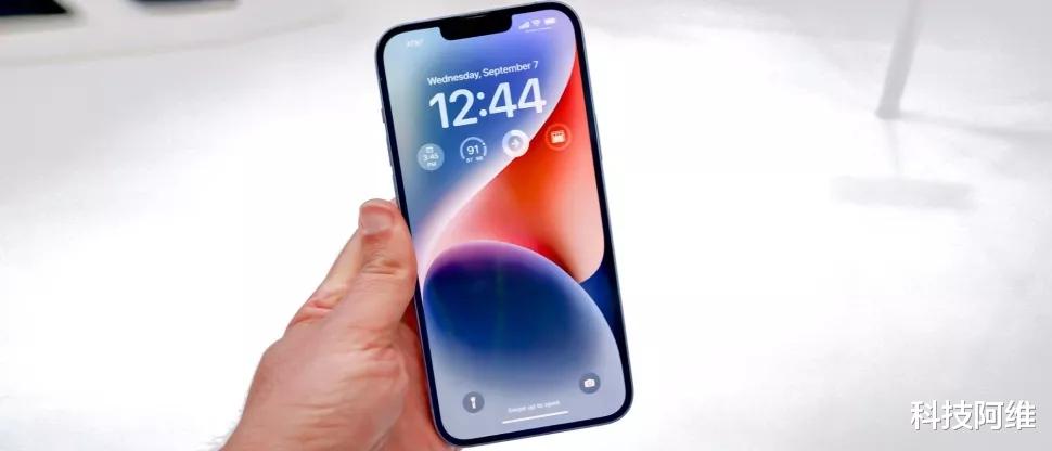 iPhone|128GB+满血版A15，苹果分销商终于妥协，新款iPhone售价更亲民了