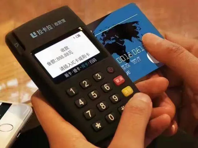上海浦东,一男子出差住酒店时,发现银行卡被盗刷61.9万。他连忙去前台刷卡续了一天房费