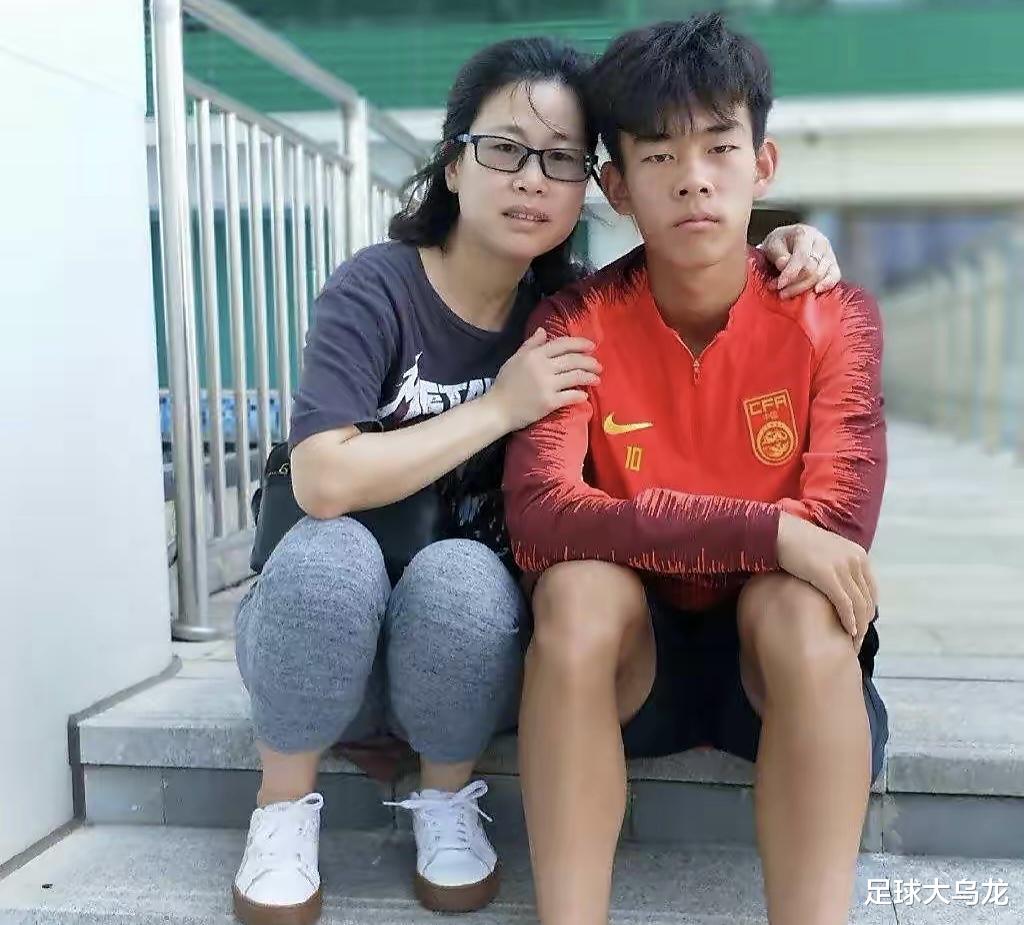 何小珂|2-0！中国18岁小将闪耀欧洲，何小珂助攻，率队完胜，为国足争光