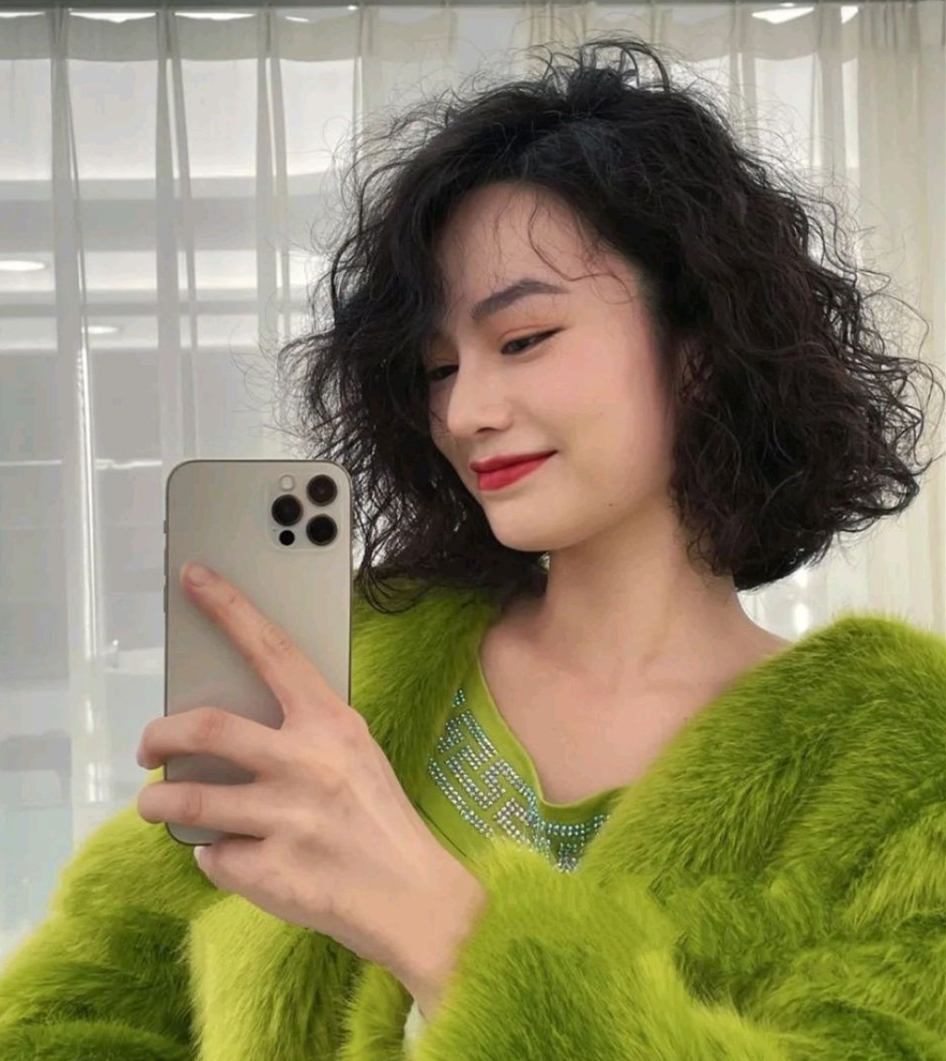 烫发 五六十岁的女人别乱烫发,这几种卷发好看又接地气,减龄又显气质