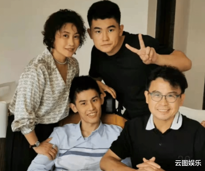 58岁港星黄一山苏州租老宅,房子装修残旧满地垃圾,每月租金2千