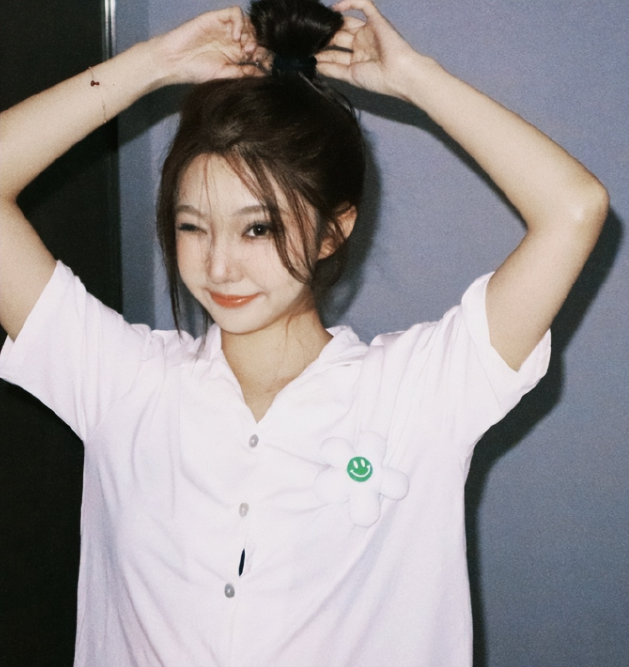 |王思聪女友晒情侣拖鞋!穿短裙光着两条大长腿,膝盖上淤青太抢镜