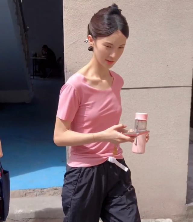 金晨|金晨穿拖鞋低调出行,还手持温水杯,网友:超A身材令人羡慕