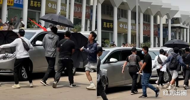 胡歌|胡歌被女粉丝疯狂送花，现场混乱吓到转头就走，助理连忙上前阻拦