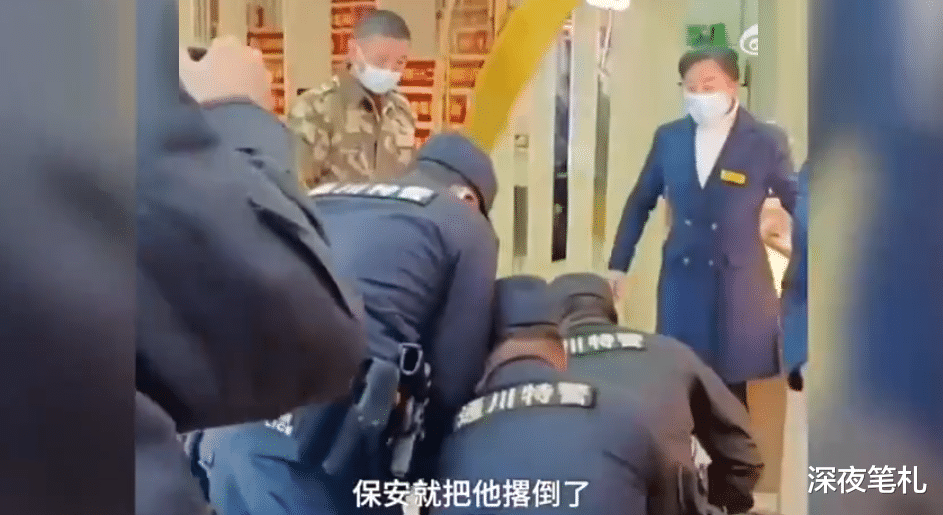 四川达州,男子手持锤子、刀子抢劫金店,被保安当场制服移交警方