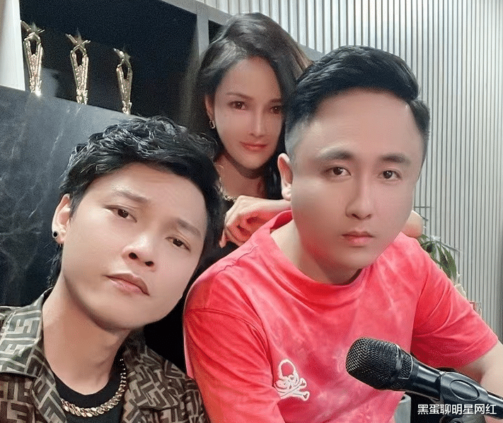 “碰瓷主播”感恩散打哥,向二驴公司艺人吐痰,网友:有事真上