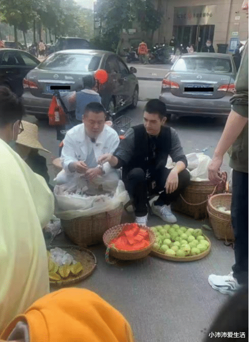陈飞宇|陈飞宇张若昀路边卖水果,寸头造型被赞帅气,粉丝拍照贴心打招呼
