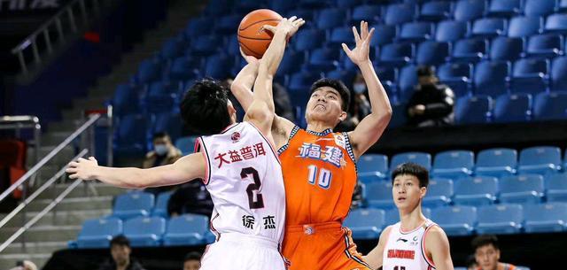 广东男篮|续约第一人！广东1米78中锋获大合同 22岁前途无量 朱八没有亏待他