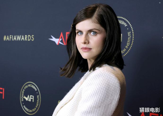 达里奥|36岁达达里奥身穿白裙秀魔鬼身材!哈士奇眼睛惹人爱,网友:绝了