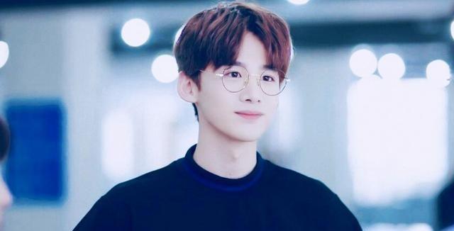 街拍|白敬亭熬夜三个通宵挑选礼物，几十万的礼物送出之后，转手被拍卖