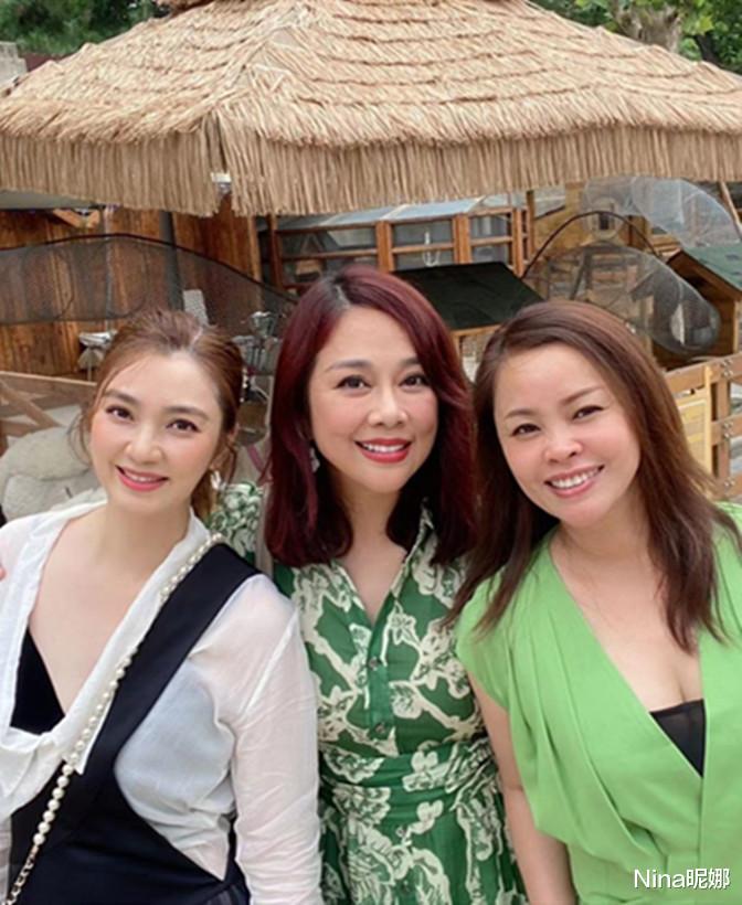 陈松伶带洪欣玩水避暑，穿花裙打扮保守格格不入，洪欣透视装抢镜