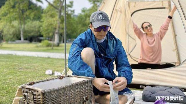 甄子丹|甄子丹夫妇现身绍兴街头,“苍蝇小馆”内品尝豆腐包