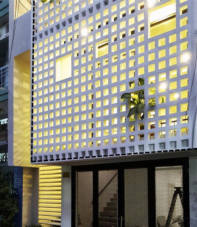 学这套别墅，阳台不封，围上一圈造型垂直花坛，不占1㎡花园就有了