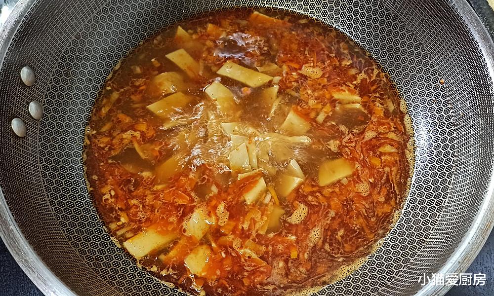 豆腐这样做特别入味，酸辣开胃，天冷了来上一碗，吃完浑身暖和