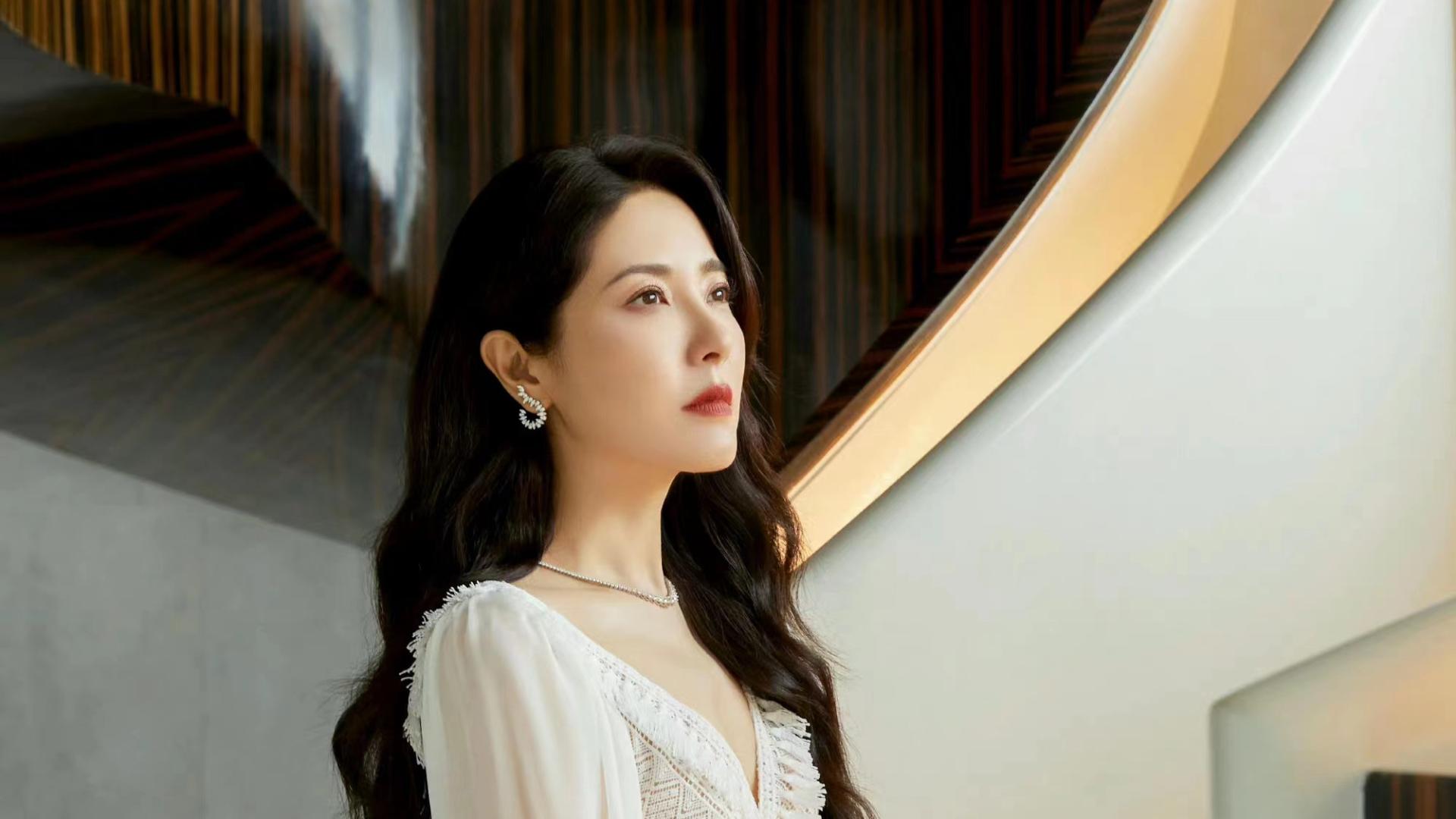 曾黎|曾黎气质有多好？仅仅只是演绎一条小白裙，美得优雅又惊艳