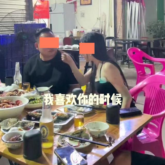 女子去和几名男子喝酒,途中指着一男子说:你给多少彩礼我都不嫁