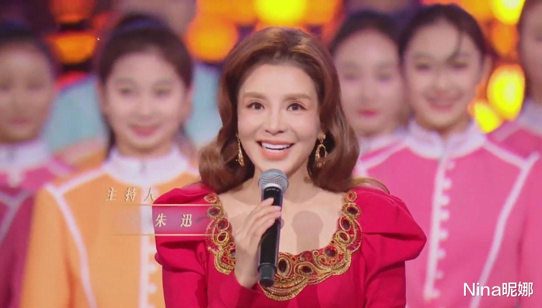 央视跨年主持青黄不接!49岁朱迅穿红裙独挑大梁,没红唇遮不住老态没气色