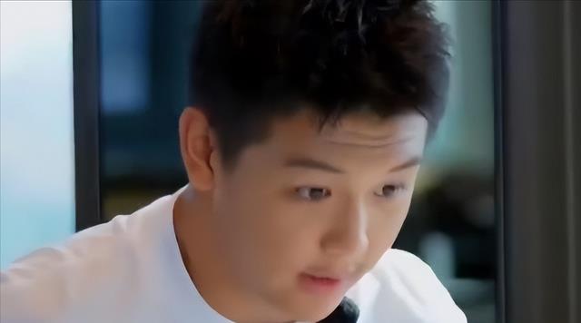 王艳|王艳在豪宅看风景，穿2千上衣戴百万名表，球球直言母亲地位高