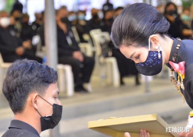 诗妮娜|诗妮娜证件照曝光，真实身高只有160公分，被禁足在德国骨瘦如柴