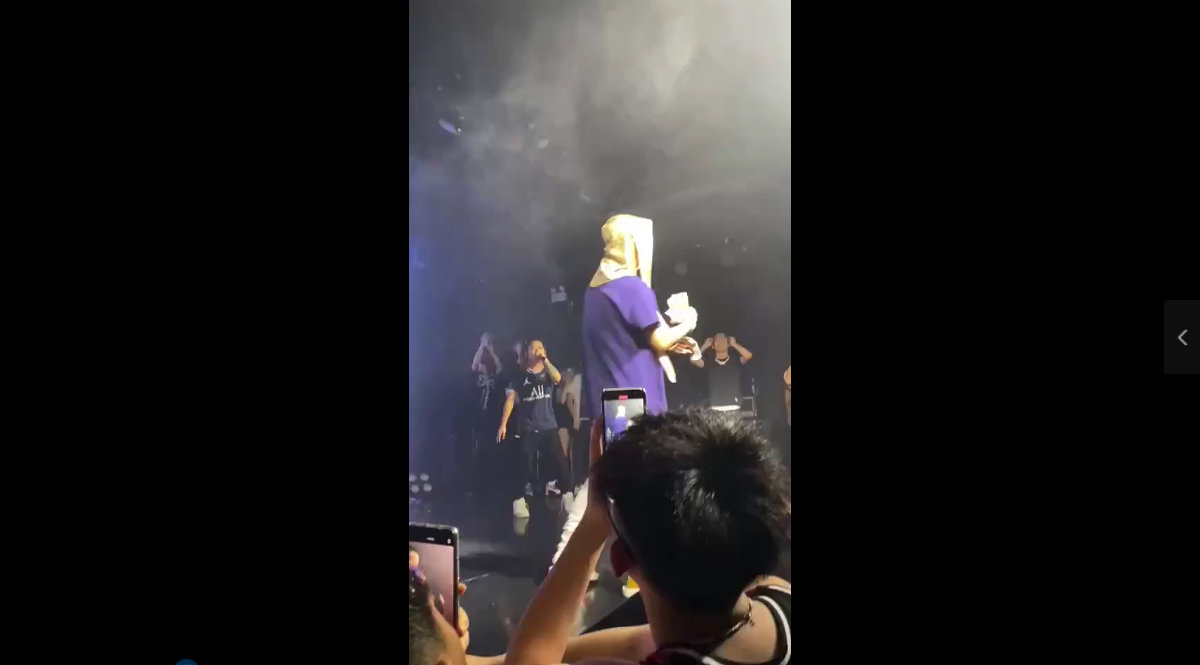 宋智雅|太离谱！上新闻了！这位Rapper居然在演出现场撒钱10万！