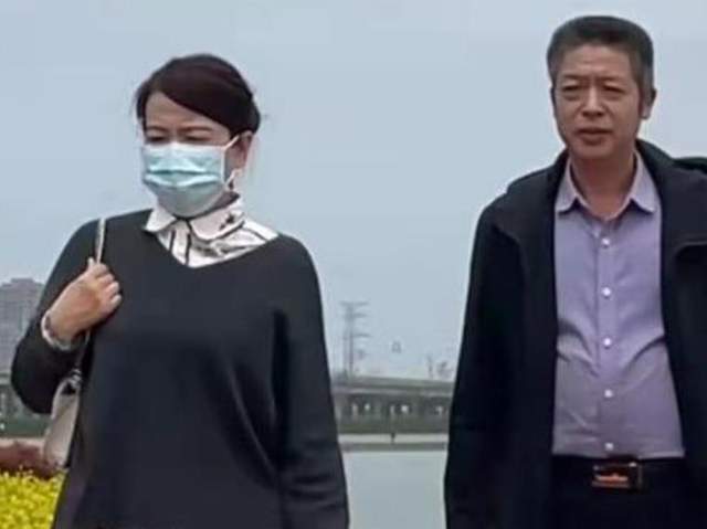 许敏|真幸福!许敏夫妇假期外出踏青,身穿儿媳妇田静送的衣服超有爱