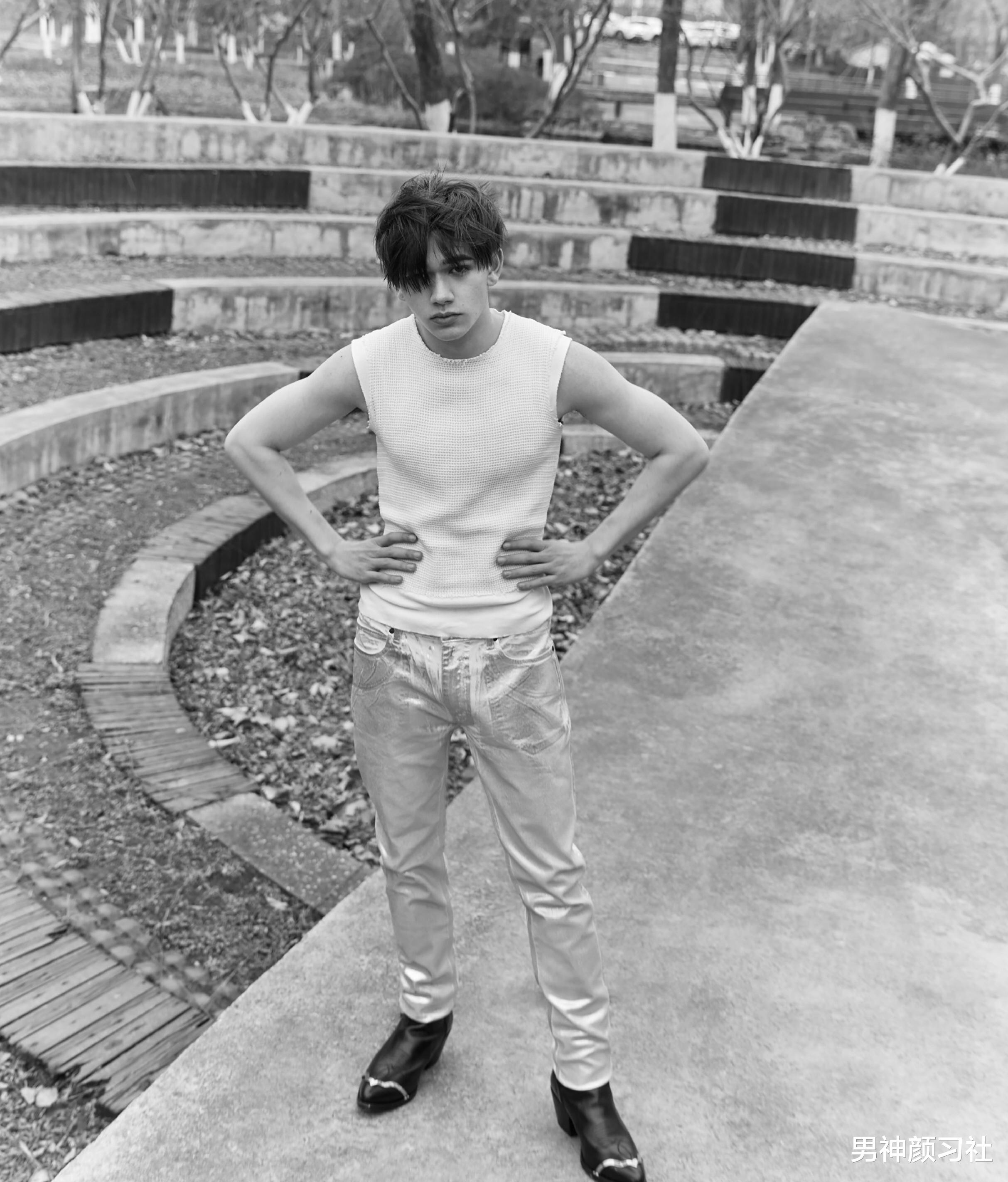 没肌肉就不能穿无袖？除非你穿的是你爸的“白汗衫”