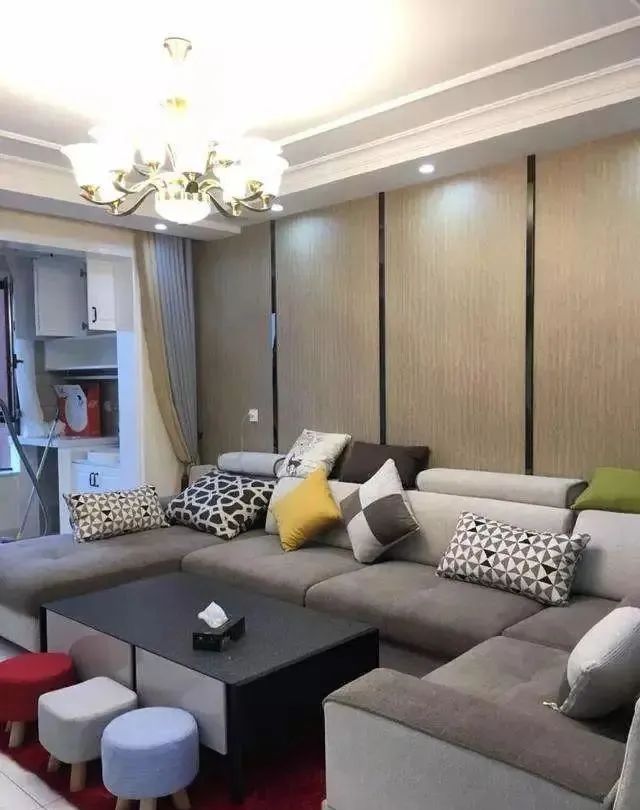 马上入住新家了忍不住晒一晒,朋友都夸客厅漂亮,尤其沙发墙!