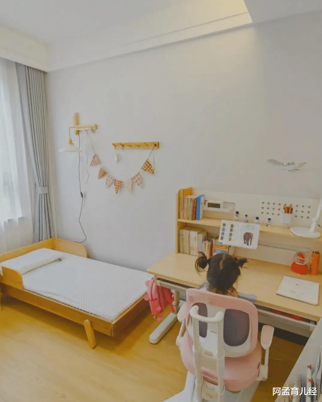 两个女儿说:妈妈咱家看着很穷,但为什么住着幸福,学习氛围还好