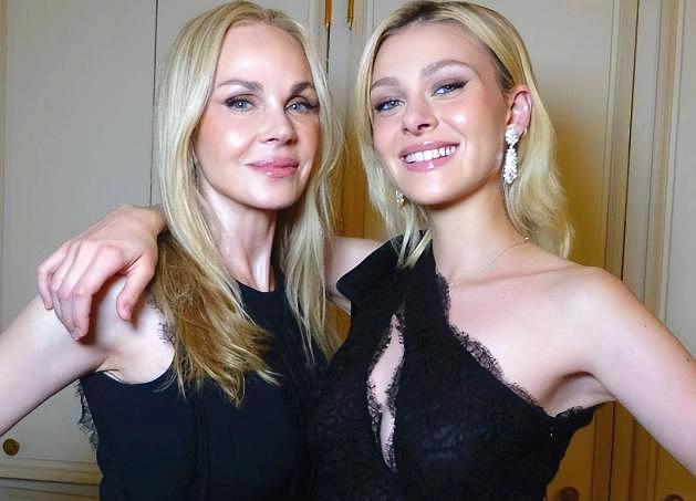 维多利亚|贝克汉姆偷看48岁美妻试衣凹造型，恰好被发现：他痴迷我的身材！