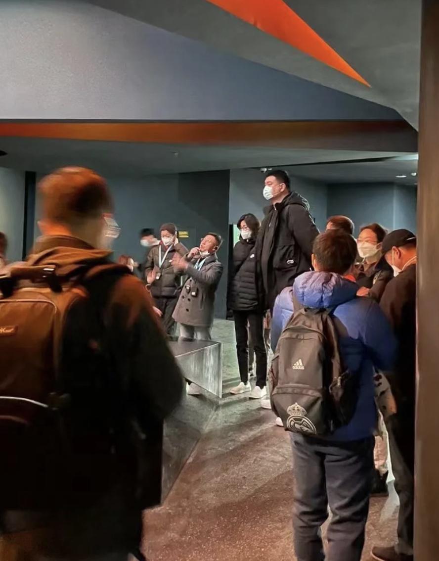 姚明|姚明过年携家人出游，发福严重肚腩抢镜，怒视路人翻白眼拒绝拍摄