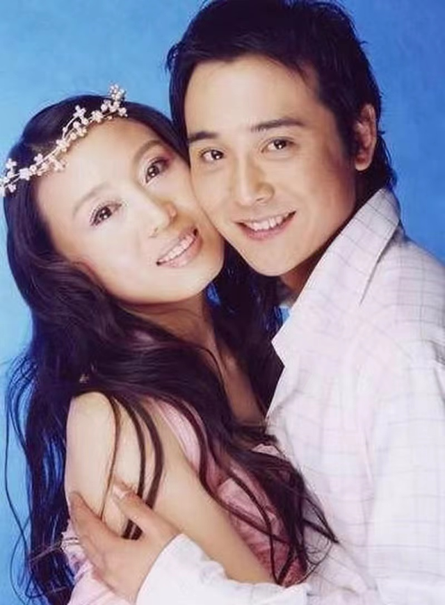 吴琼|60岁吴琼晒外出聚餐合照,男方小15岁很贴心,网友直呼狗粮吃太饱