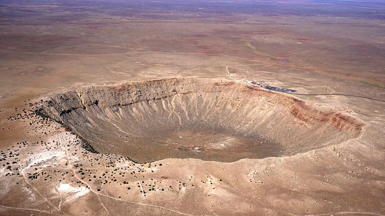 男子低价买下一座“火山口”,实际是个陨石坑,家族成亿万富翁!