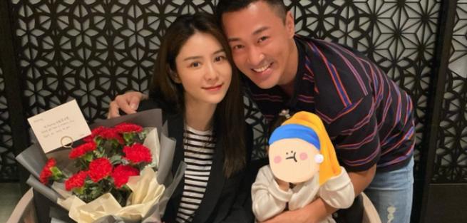 林峰|张馨月到上海探班林峰,女儿自己拉行李箱,被网友指责拉黑问题