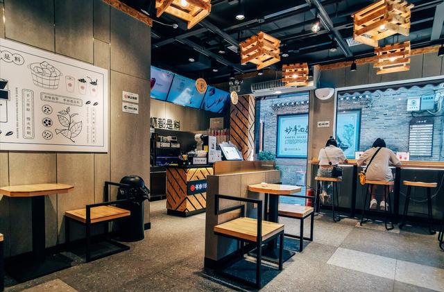 福建小伙花30万开奶茶店,一天营业额150块,守着店铺心力憔悴