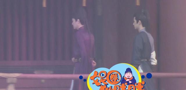 冯绍峰|冯绍峰新剧被吐槽与彭小苒像父女现身片场与工作人员热聊