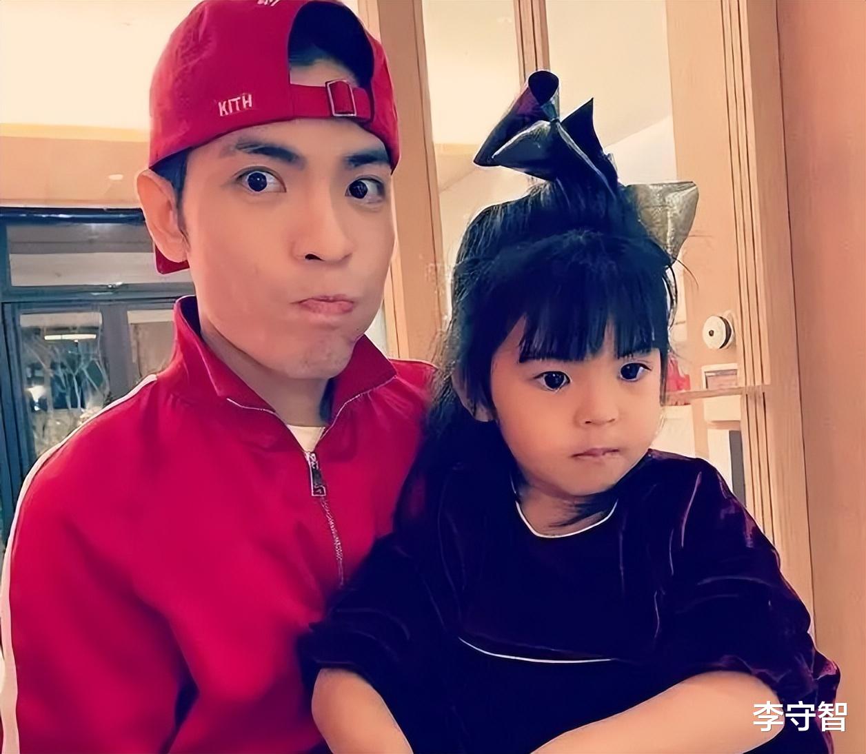 贾静雯|贾静雯开心晒母亲节礼物，咘咘长得像陈意涵，Bo妞更像萧敬腾了