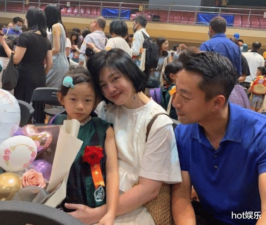 汪小菲|汪小菲深夜醉酒直播，身后婚纱照引关注，是大S还是张颖颖？