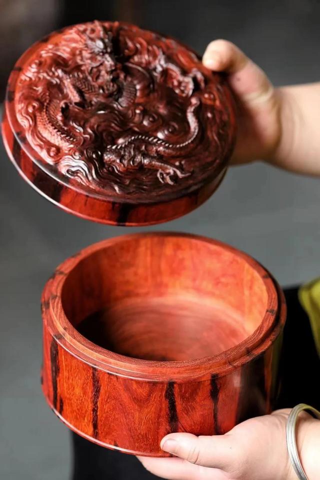 小叶紫檀|雕龙又画凤!小叶紫檀精工雕刻?龙盒