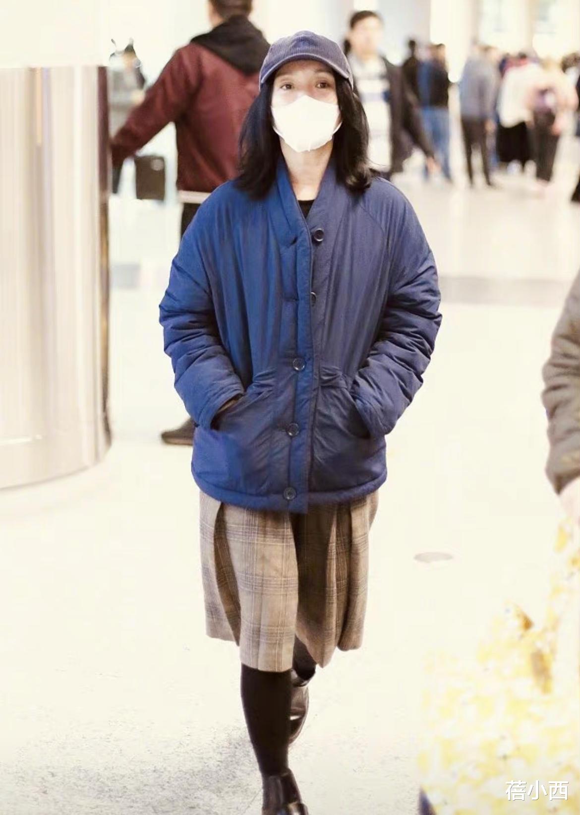 周迅|周迅看不出是74年的人，穿黄色羽绒服配针织连衣裙，时髦又减龄