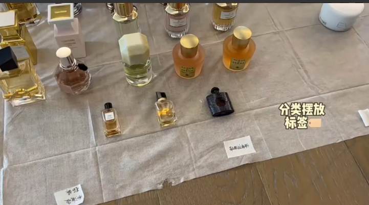 治愈系|我们看到何超莲陈列在地面上的物品时,整个人都被惊呆了,她这也太奢侈了吧!