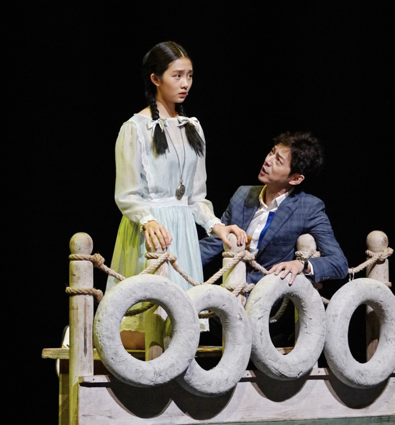 黄渤|16岁多多指导同学排舞台剧，手持话筒超干练，展现领导才能侧颜好俊