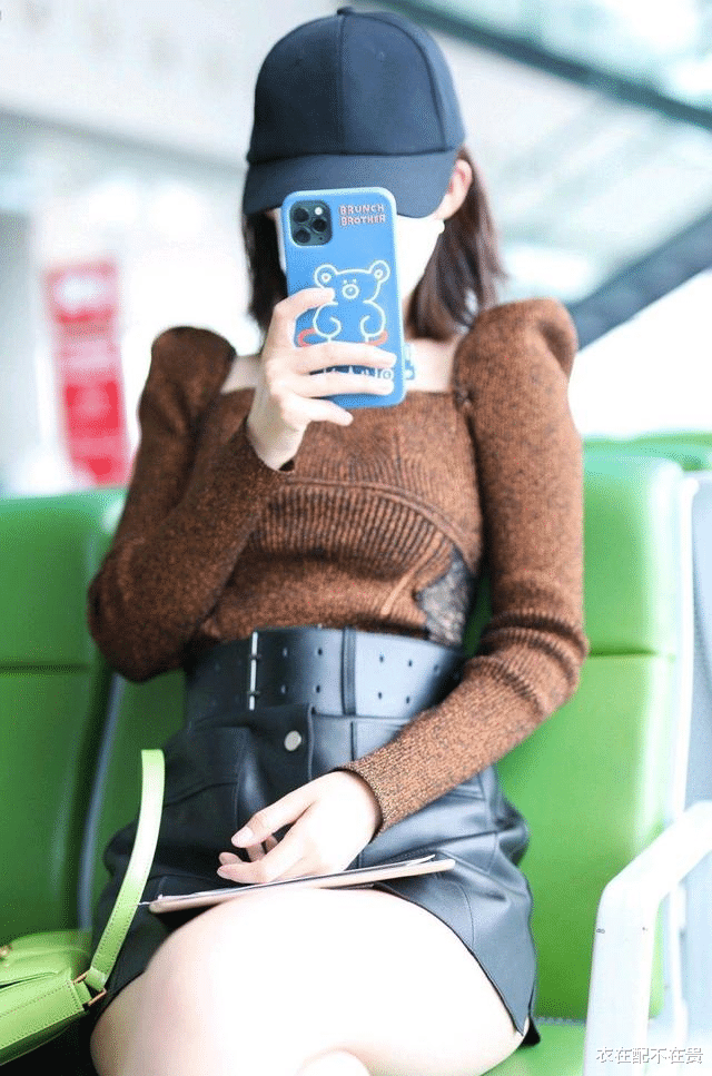 李沁|李沁的显瘦搭配火了，用“面料纹理”打造曲线，穿出好身材并不难