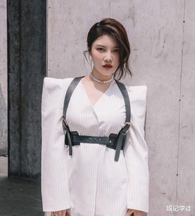 徐冬冬|爱了!“大嫂”到底还是大嫂,晒近照还是那么懂得吸人眼球