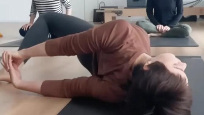 孙俪|40岁孙俪挑战瑜伽108式，穿紧身衣秀好身材，全身暴汗衣服都湿透