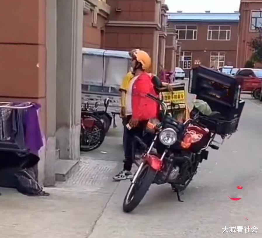 写错地址还不承认?黑龙江一外卖员和女子争吵,女子:我没错